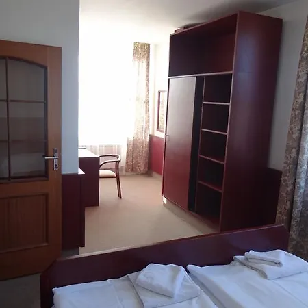 Hotel Na Ostrove 3*